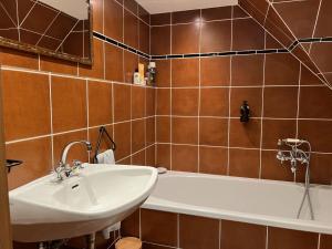 Vannituba majutusasutuses Apartment Alte Post-3 by Interhome