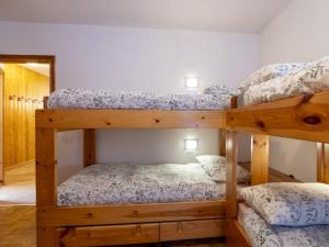Postel nebo postele na pokoji v ubytování Apartment Isola di Madesimo Apartments-2 by Interhome