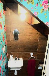 un bagno con lavandino e scala di Casita Singular a Santibáñez de la Peña