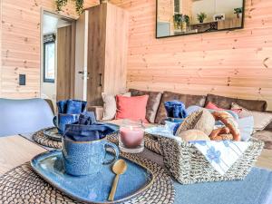 Posezení v ubytování Holiday Home Tiny House Glockenalm-Chalet Jasmin by Interhome
