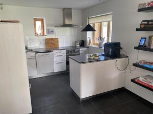 uma cozinha com eletrodomésticos brancos e uma bancada em Apartment Tgesa Grischa by Interhome em Lenz