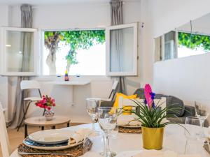Un comedor con una mesa con platos y vasos. en Apartment Daura by Interhome, en Arinaga