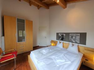 Postel nebo postele na pokoji v ubytování Apartment Tgesa Grischa by Interhome + 17 fotografií