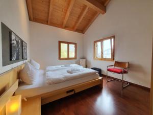 Uma cama ou camas num quarto em Apartment Tgesa Grischa by Interhome