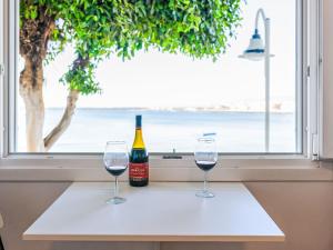 dos copas de vino sentadas en una mesa con una ventana en Apartment Daura by Interhome, en Arinaga 18 fotos más
