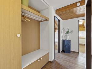 una habitación con un banco en el medio de una habitación en Apartment A301 by Interhome, en Lenzerheide