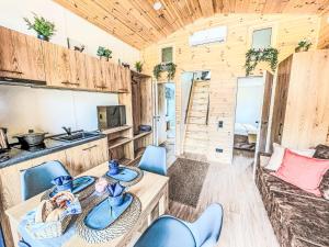 ein Esszimmer mit Tisch und Stühlen und eine Küche in der Unterkunft Holiday Home Tiny Haus Glockenalm-Haus Sissi by Interhome in Aurach