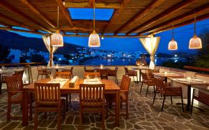 カラボスタシスにあるVrahos Boutique Hotelの市街の景色を望むレストラン(テーブル、椅子付)