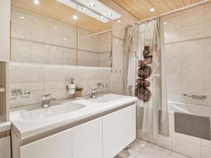 Koupelna v ubytování Apartment Casa Hermi by Interhome