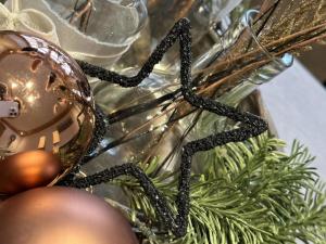 un adorno de Navidad en un árbol de Navidad en Apartment Bergfreude by Interhome, en Saas-Grund