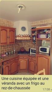 Η κουζίνα ή μικρή κουζίνα στο Chambre Double dans une maison
