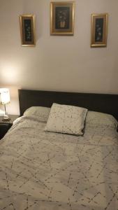 Ένα ή περισσότερα κρεβάτια σε δωμάτιο στο Chambre Double dans une maison