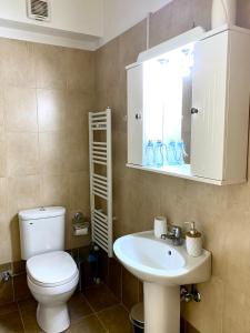 ナフプリオにあるSourealのトイレと洗面台付きのバスルーム