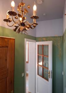 a chandelier hanging from a ceiling in a room at Apartment Leopold mit Balkon in Coburg