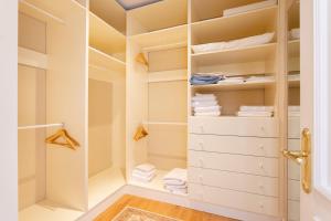 una cabina armadio con armadi bianchi di Home2Book Timeless Elegance Villa, Los Cristianos a Los Cristianos Altre 62 foto