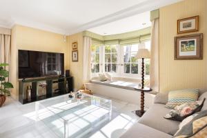 un soggiorno con un divano e un tavolo di vetro di Home2Book Timeless Elegance Villa, Los Cristianos a Los Cristianos