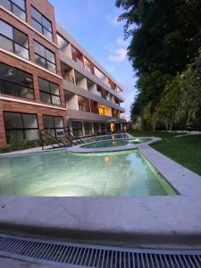 um prédio com piscina em frente a um prédio em Mare Alta Tamandaré em Tamandaré