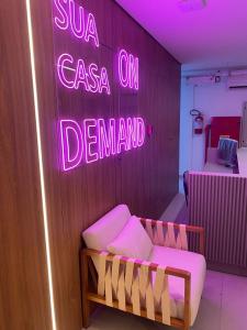 um sinal de néon que diz salsa casa on demand em Mare Alta Tamandaré em Tamandaré mais 17 fotografias