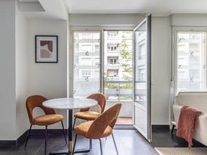 una sala da pranzo con tavolo e sedie di fronte a una finestra di Durango Cozy by Aston Rentals a Durango