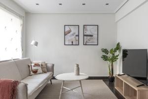 un soggiorno con un divano e un tavolo di Durango Cozy by Aston Rentals a Durango