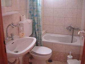 Koupelna v ubytování Hotel Inomaos