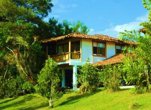 a blue house with a balcony on top of a yard at Finca El Cielo in San Agustín