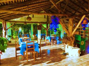 un comedor con mesas y sillas azules en Finca El Cielo, en San Agustín