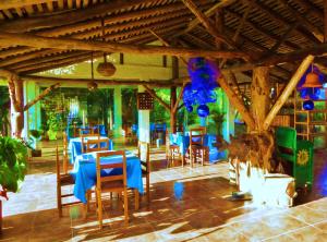 Finca El Cielo في سان أوغستين: غرفة طعام مع طاولات وكراسي زرقاء