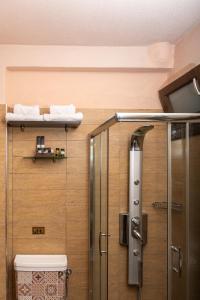 Koupelna v ubytování Oreiades Guesthouse + 37 fotografií