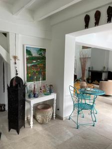 a living room with a table and a chair at Maison de Famille entre Biarritz et Hossegor in Saint-Martin-de-Seignanx