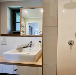 Ένα μπάνιο στο Ferienhaus Bodden Hus 27 Feriendorf Klein Stresow Rügen by ruyastay +16 φωτογραφίες