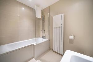 Bilik mandi di Pop Hollywood - Hip 2bd Ap - Gold Short Term Stays +17 gambar