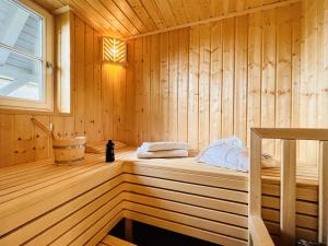 Una sauna con cama en una habitación de madera. en Ferienhaus Mee h r Zeit 07 Feriendorf Klein Stresow Rügen by ruyastay, en Putbus