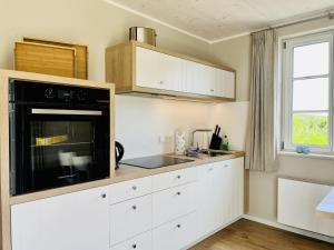 Køkken eller tekøkken på Ferienhaus Blaumeise Feriendorf 06 Klein Stresow Rügen by ruyastay