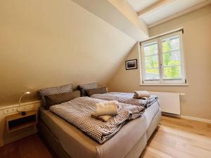 En eller flere senge i et værelse på Ferienhaus Blaumeise Feriendorf 06 Klein Stresow Rügen by ruyastay