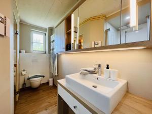 Et badeværelse på Ferienhaus Blaumeise Feriendorf 06 Klein Stresow Rügen by ruyastay + 18 billeder