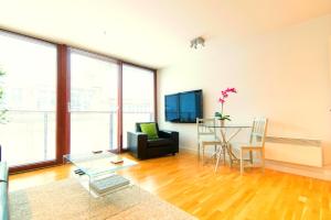 een woonkamer met een bank en een tafel bij Mitchell Street Glasgow Apartment in Glasgow