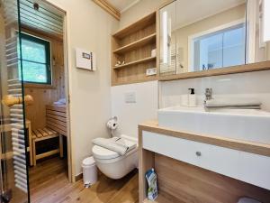 Phòng tắm tại Ferienhaus Lotta Feriendorf 29 Klein Stresow Rügen by ruyastay +14 ảnh