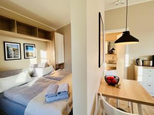 1 Schlafzimmer mit 2 Betten und einem Tisch mit Handtüchern in der Unterkunft Ferienhaus Svantevit 31 Feriendorf Klein Stresow Rügen by ruyastay in Putbus