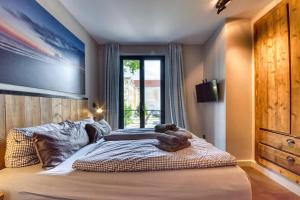 ein Schlafzimmer mit einem Bett, auf dem ein Teddybär liegt in der Unterkunft Ferienwohnung Reetkoje in der Villa Martha Binz in Binz