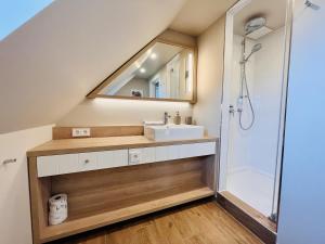 Ferienhaus Strandflieder 05 Feriendorf Klein Stresow Rügen by ruyastay في بوتبوس: حمام مع حوض ودش +18 صورة