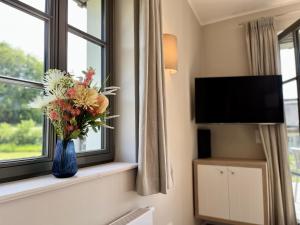 Μια τηλεόραση ή/και κέντρο ψυχαγωγίας στο Ferienhaus Strandbude Feriendorf 32 Klein Stresow Rügen by ruyastay