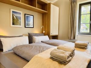 Ένα ή περισσότερα κρεβάτια σε δωμάτιο στο Ferienhaus Strandbude Feriendorf 32 Klein Stresow Rügen by ruyastay