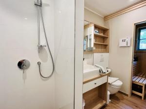 Ένα μπάνιο στο Ferienhaus Strandbude Feriendorf 32 Klein Stresow Rügen by ruyastay +17 φωτογραφίες