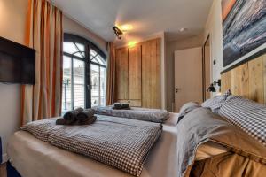 ビンツにあるFerienwohnung Treibholz in der Villa Martha Binzのタオルが敷かれたベッドが2つある寝室