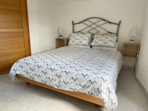 Un dormitorio con una cama y dos mesitas de noche. en Mas de la Giralde - Gites, en Payzac 20 fotos más