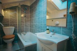 Koupelna v ubytování Auberge chez Mado et Augusta