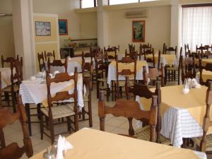 Hotel Inomaos 레스토랑 또는 맛집