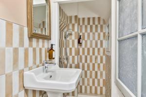 a bathroom with a sink and a mirror at NOCNOC Le Boudoir in Lyon +5 photos