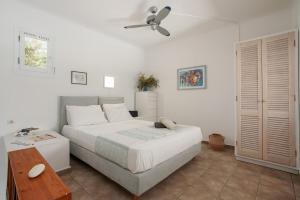 una camera da letto con un letto e un ventilatore a soffitto di Sunset Beach house with two bedrooms a Stelida